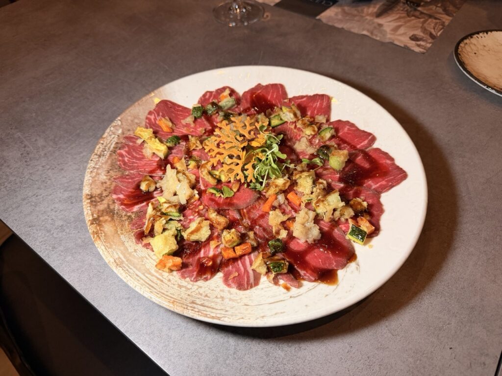 Wagyu carpaccio με τραγανά λαχανικά τεμπούρα στο La Cultura Del Gusto