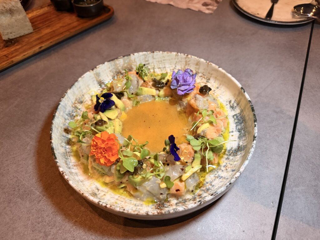 Ceviche με σολομό και γαρίδες στο La Cultura Del Gusto