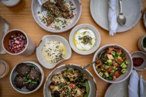 Τραπέζι με μεζέδες και πιάτα σε σύγχρονη ταβέρνα
