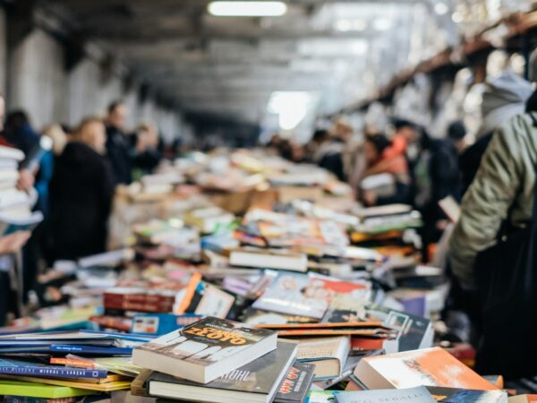 Πάγκοι με βιβλία σε φεστιβάλ βιβλίου