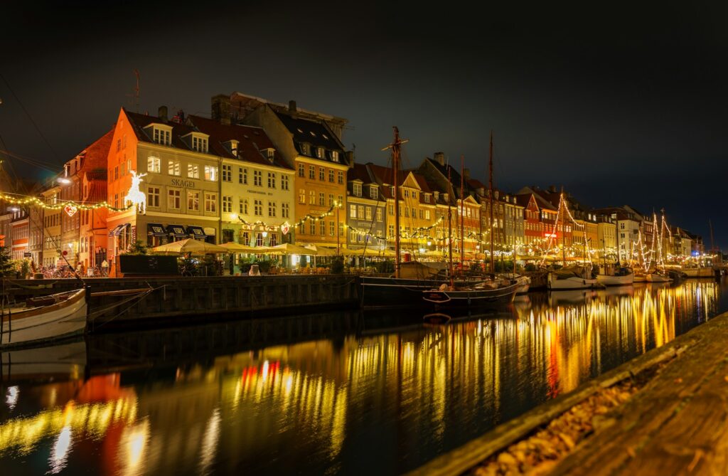 Το φωταγωγημένο Nyhavn στην Κοπεγχάγη