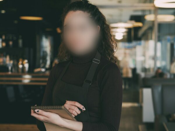Hostess στην υποδοχή εστιατορίου