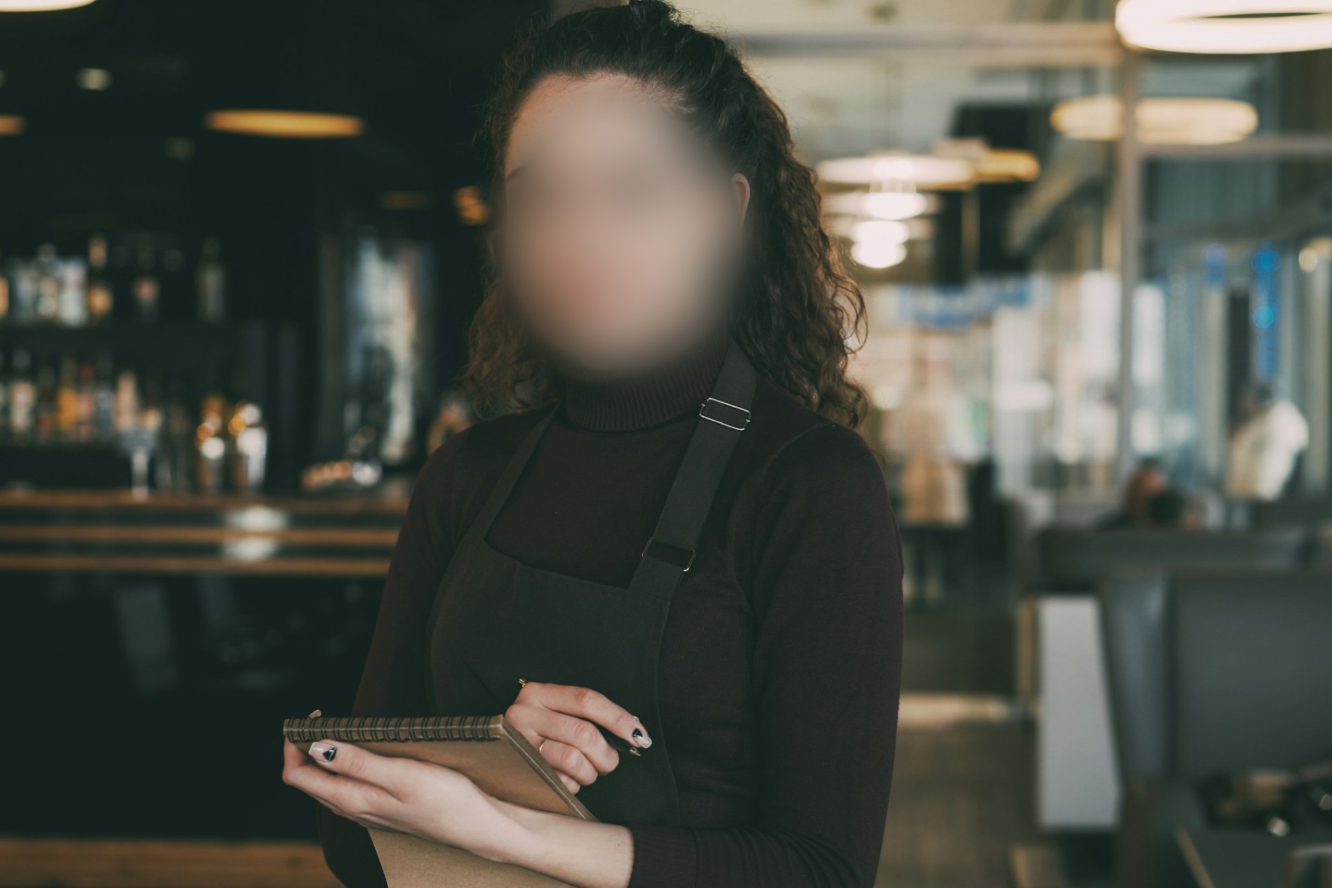 Hostess στην υποδοχή εστιατορίου