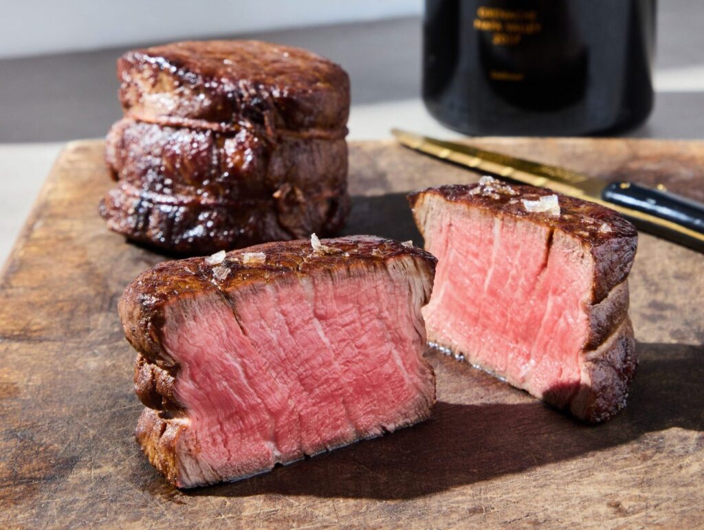 Ψημένα φιλέτα Black Angus με ομοιόμορφο marbling