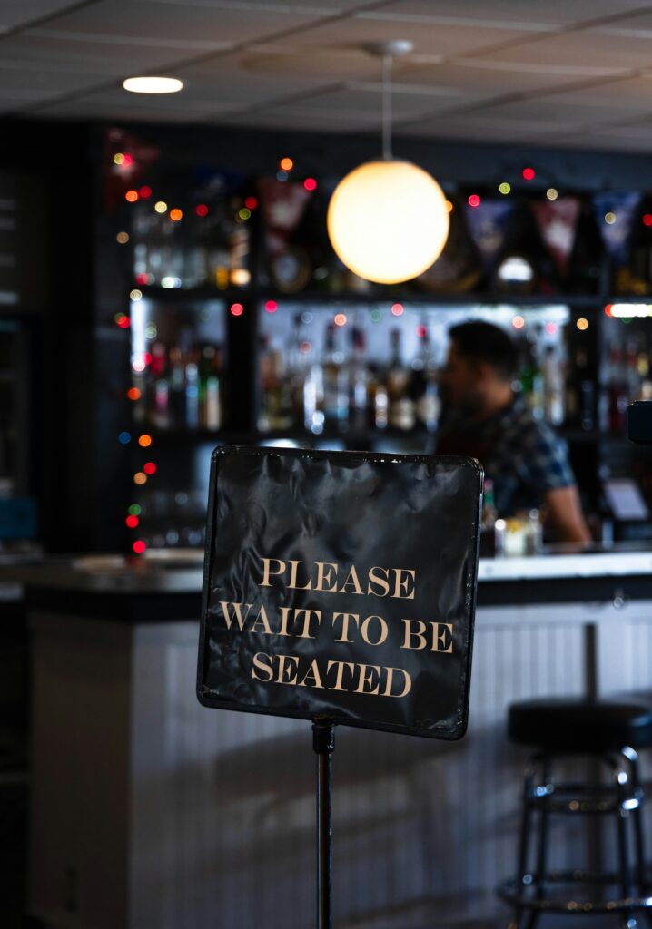 Πινακίδα «Please wait to be seated» σε εστιατόριο